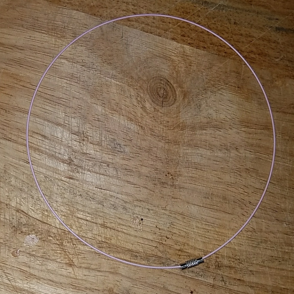 Light pink twisted wire choker with silver closure
